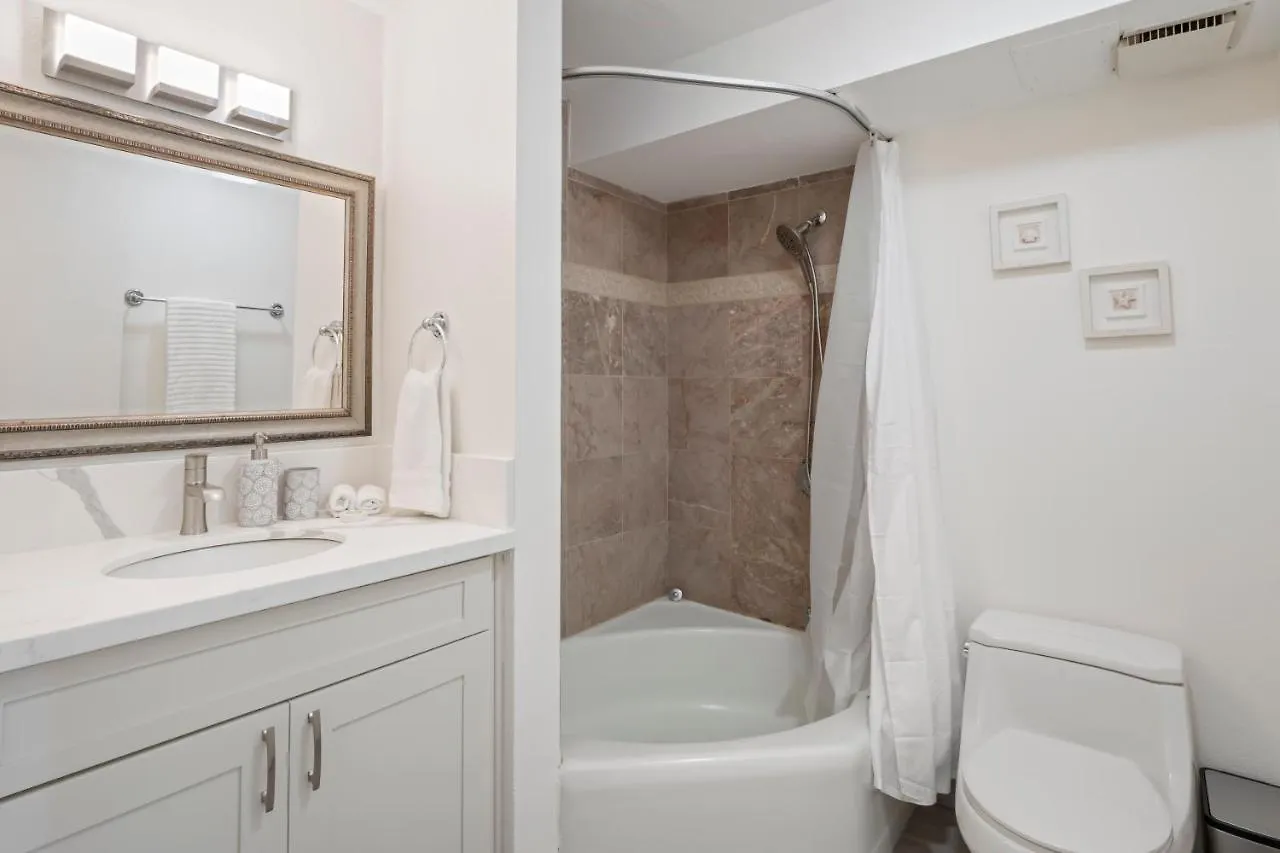 Hawaiian Monarch Penthouse 104 By Hawaii Ocean Club Apartment Honolulu 0*,  United States